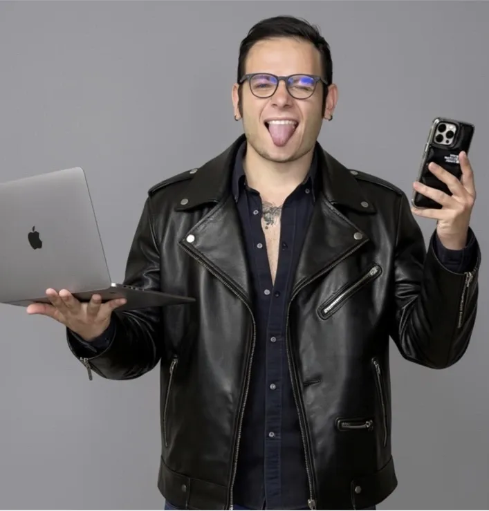Julio Dávila con laptop y teléfono